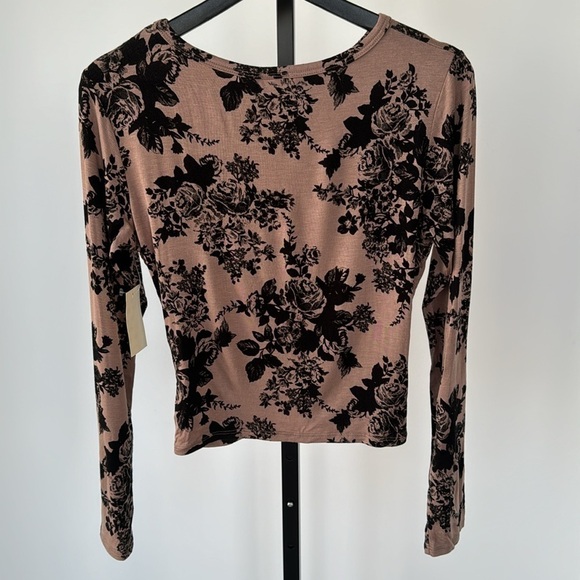 Free Kisses Black Flowers Roses Print Beige Long Sleeve Crop Top Size Large - Picture 7 of 7